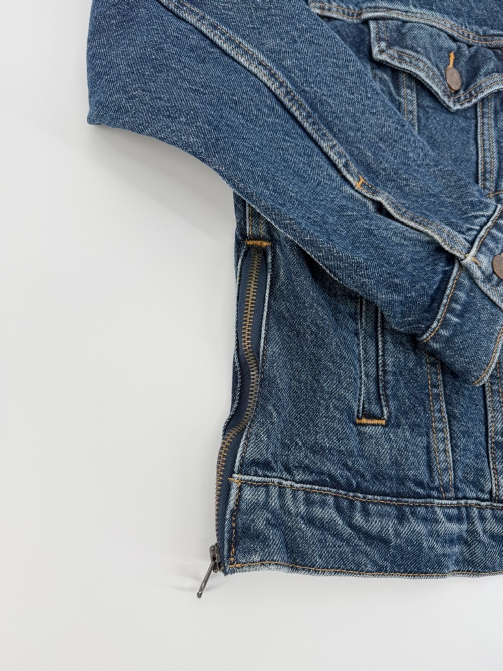 Levi’s Women’s Trucker Denim Jacket 74457 Side Zip Hem Blue L NWT - Picture 8 of 16